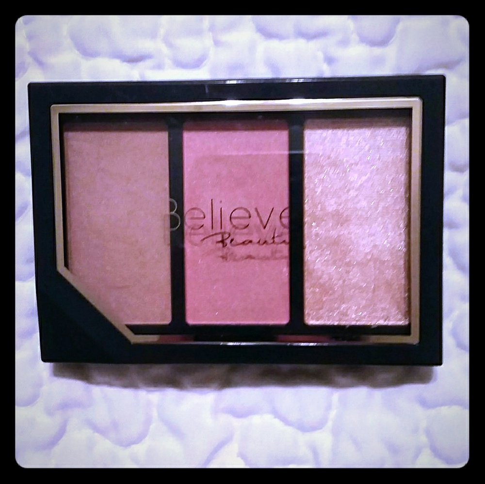 Get Glowing Highlight & Contour Palette